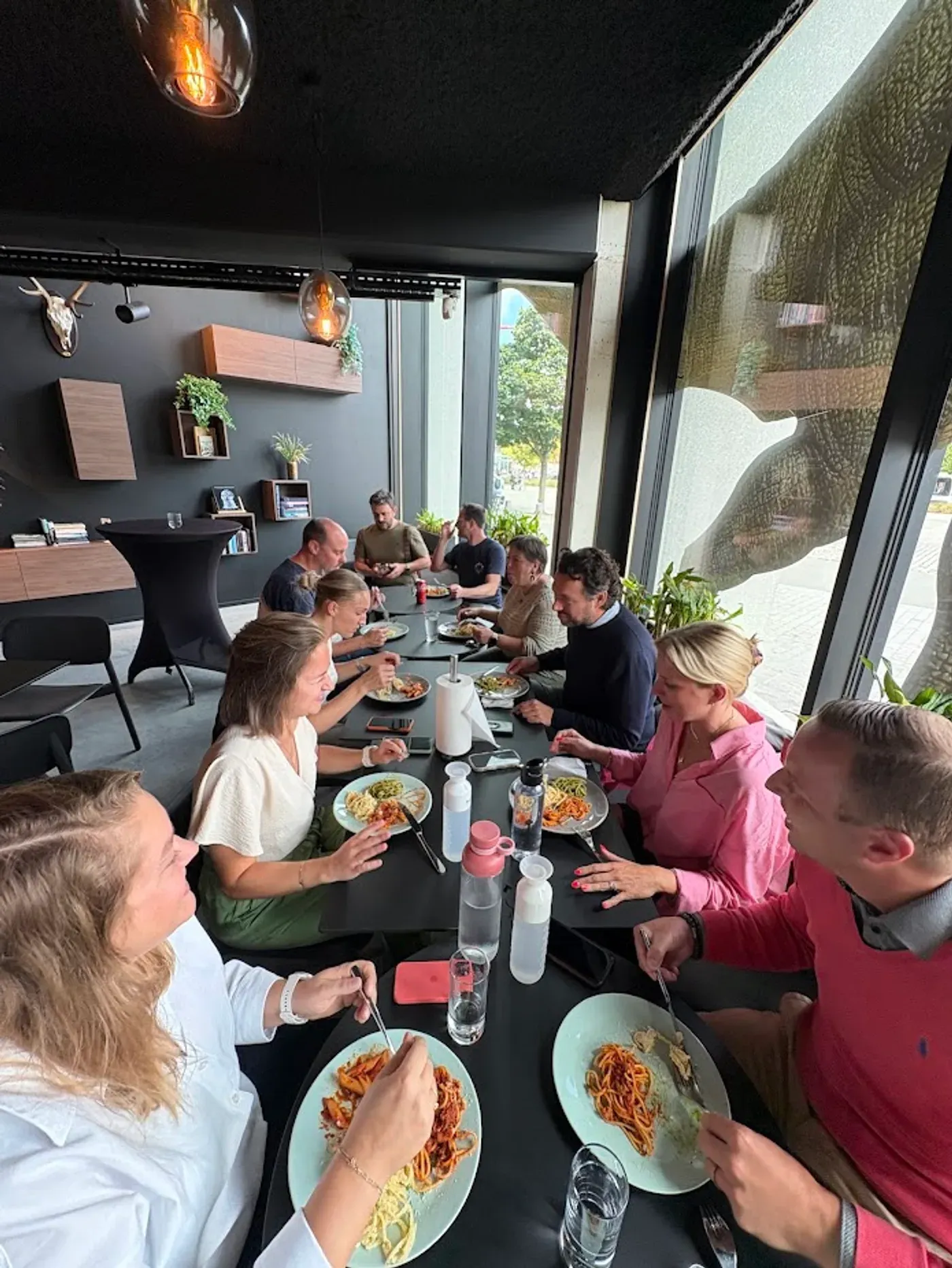 Het Harmony-team aan tafel tijdens een gezamenlijke lunch.