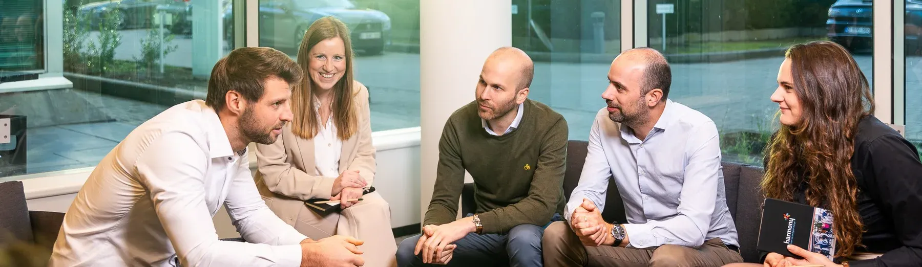 Harmony-collega's in gesprek op kantoor